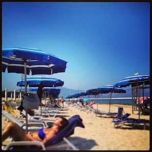 A beach with rows of blue umbrellas and sun loungers. - Case Playa (Balestrate)