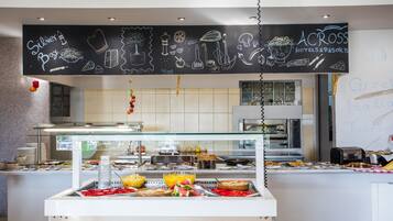 Aperto a colazione, pranzo e cena, cucina internazionale