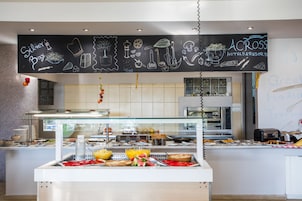 Se sirven desayunos, almuerzos y cenas; cocina internacional