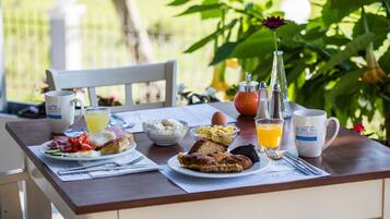 Se ofrece un desayuno bufé todos los días (por un coste adicional)
