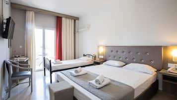 Safe på rommet, skrivebord, blendingsgardiner og lydisolert