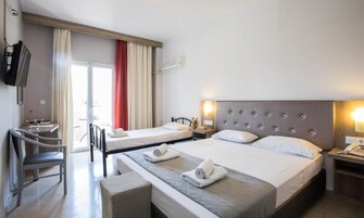 Caja de seguridad en la habitación, escritorio y cortinas blackout