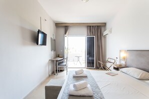 In-room safe, desk, blackout curtains, soundproofing - Silver Bay Hotel (Corfu)