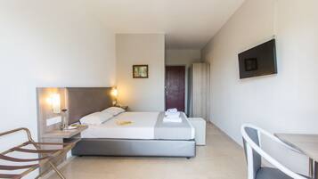 Camera doppia, balcone | Una cassaforte in camera, una scrivania, tende oscuranti