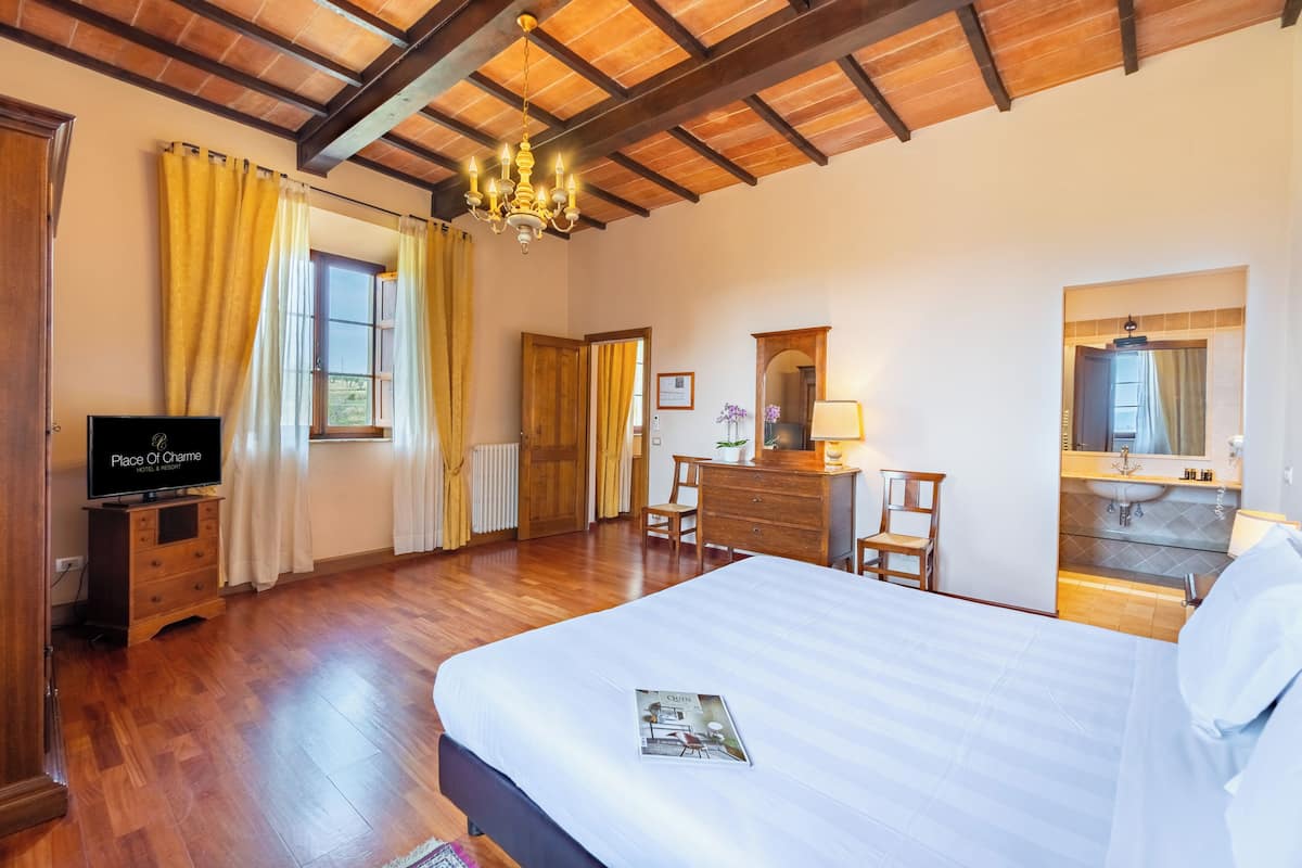 Suite Vista Giardino | Sängtillbehör av högsta kvalitet, skrivbord och mörkläggningsgardiner