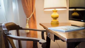 Een houten stoel, een tafel met een lamp en een boek.