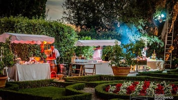 Se sirven desayunos, comidas y cocina italiana con mesas al aire libre