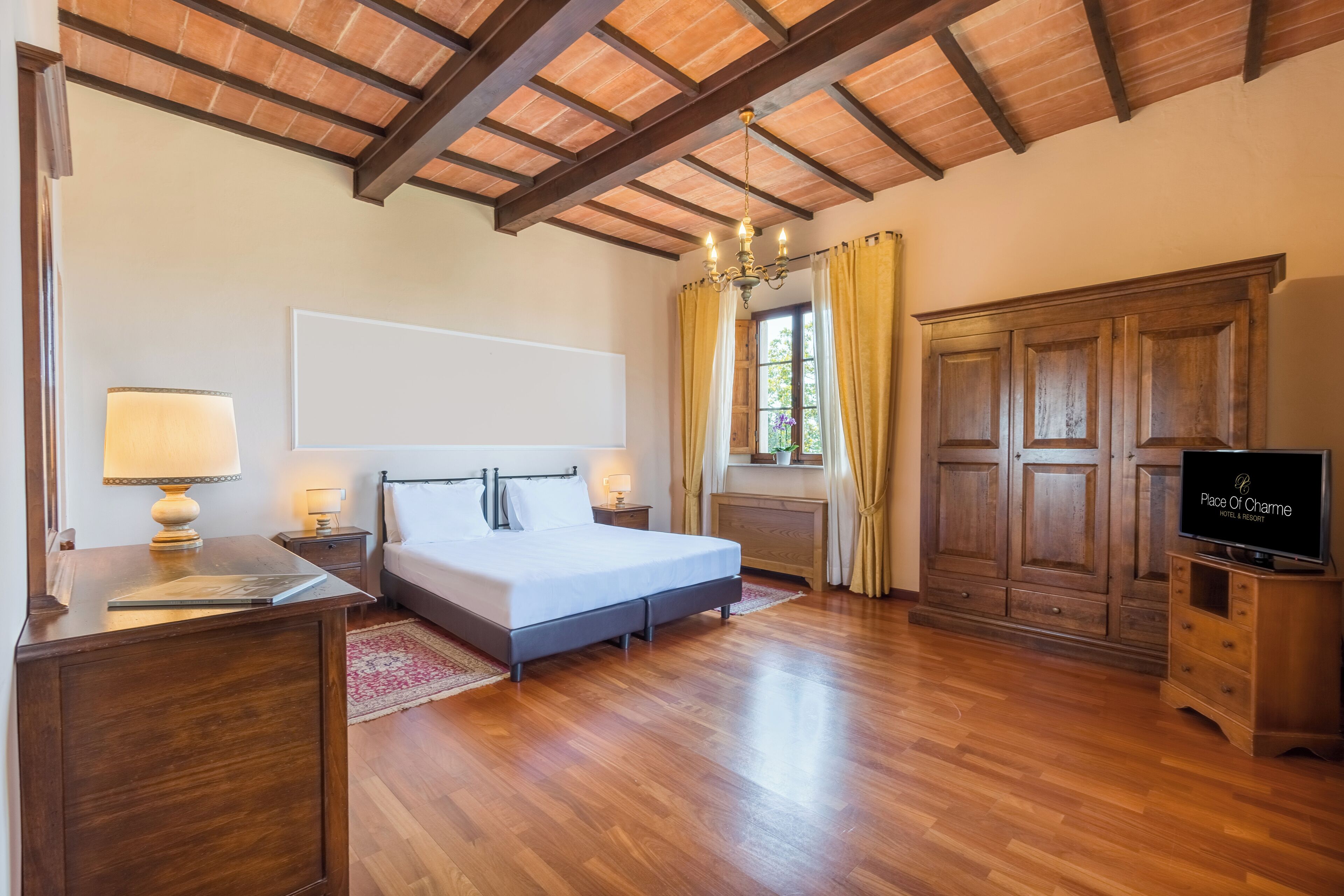 Suite | Ropa de cama de alta calidad, escritorio y cortinas blackout 