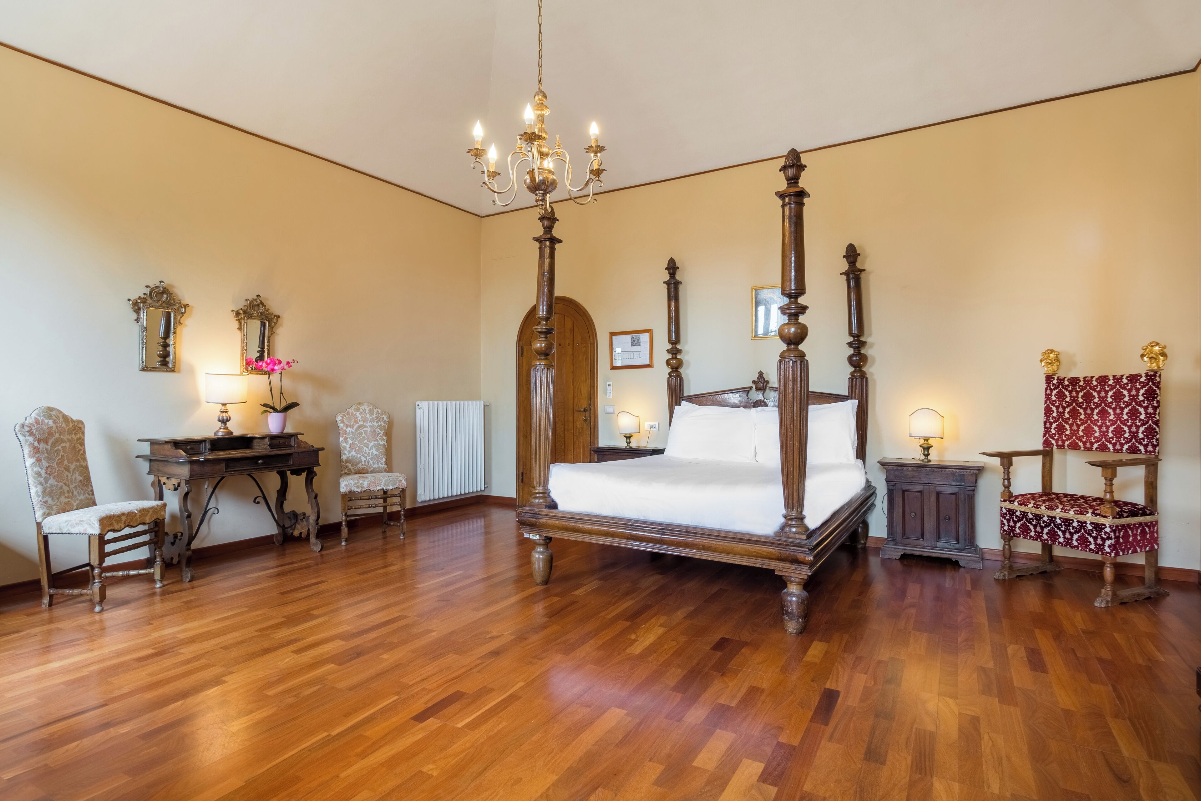 Literie de qualité supérieure, bureau, rideaux occultants