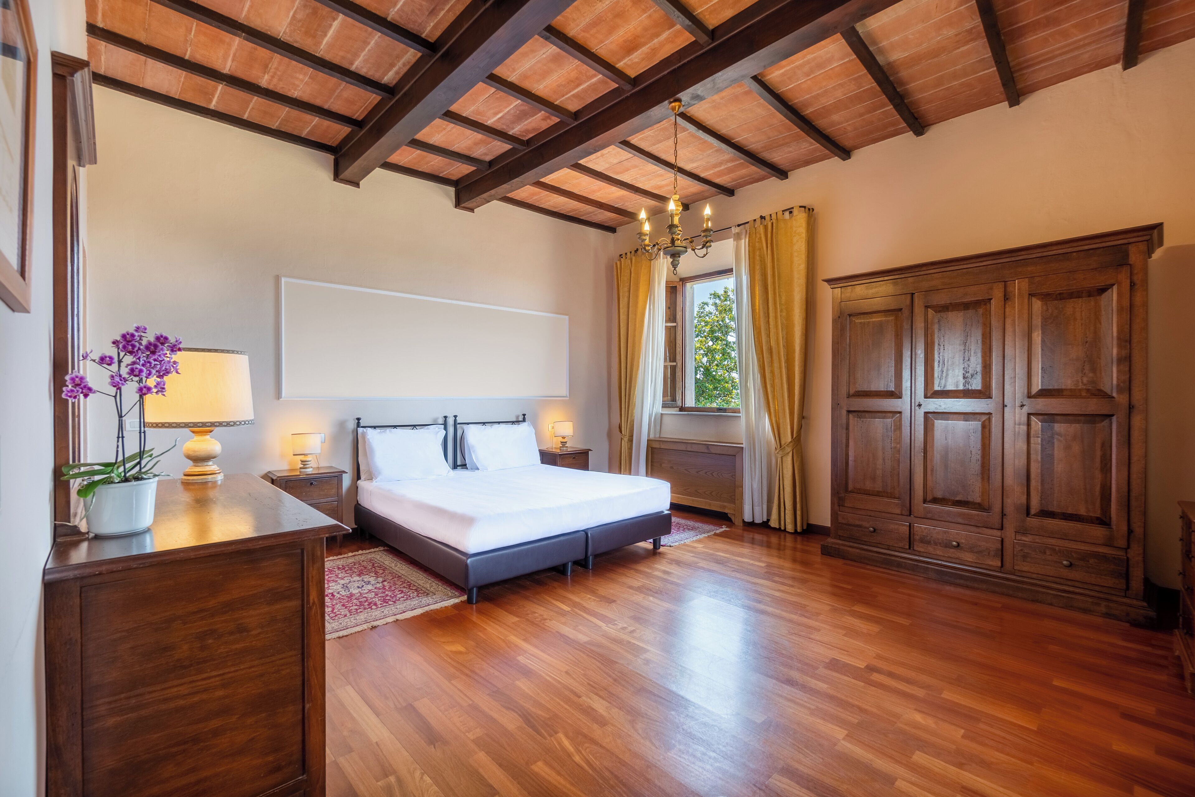 Literie de qualité supérieure, bureau, rideaux occultants