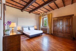 Junior Suite | Premium bedding, desk, blackout drapes, iron/ironing board