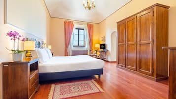 Habitación doble superior | Ropa de cama de alta calidad, escritorio y cortinas blackout