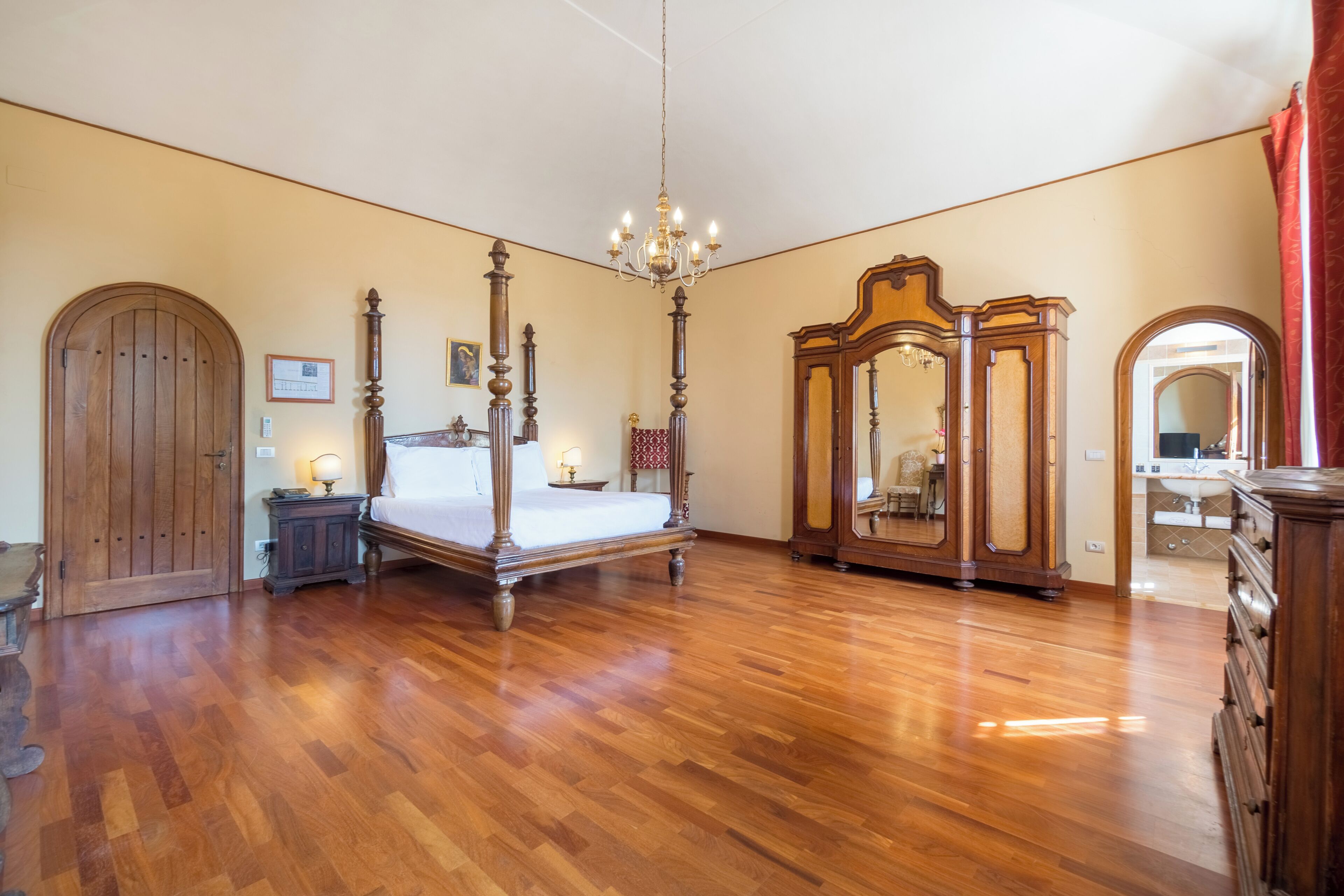 Junior Suite | Premium bedding, desk, blackout drapes, iron/ironing board