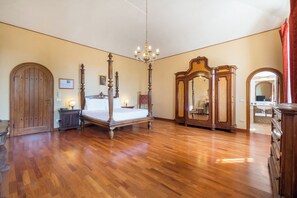 Suite junior | Ropa de cama de alta calidad, escritorio, cortinas opacas