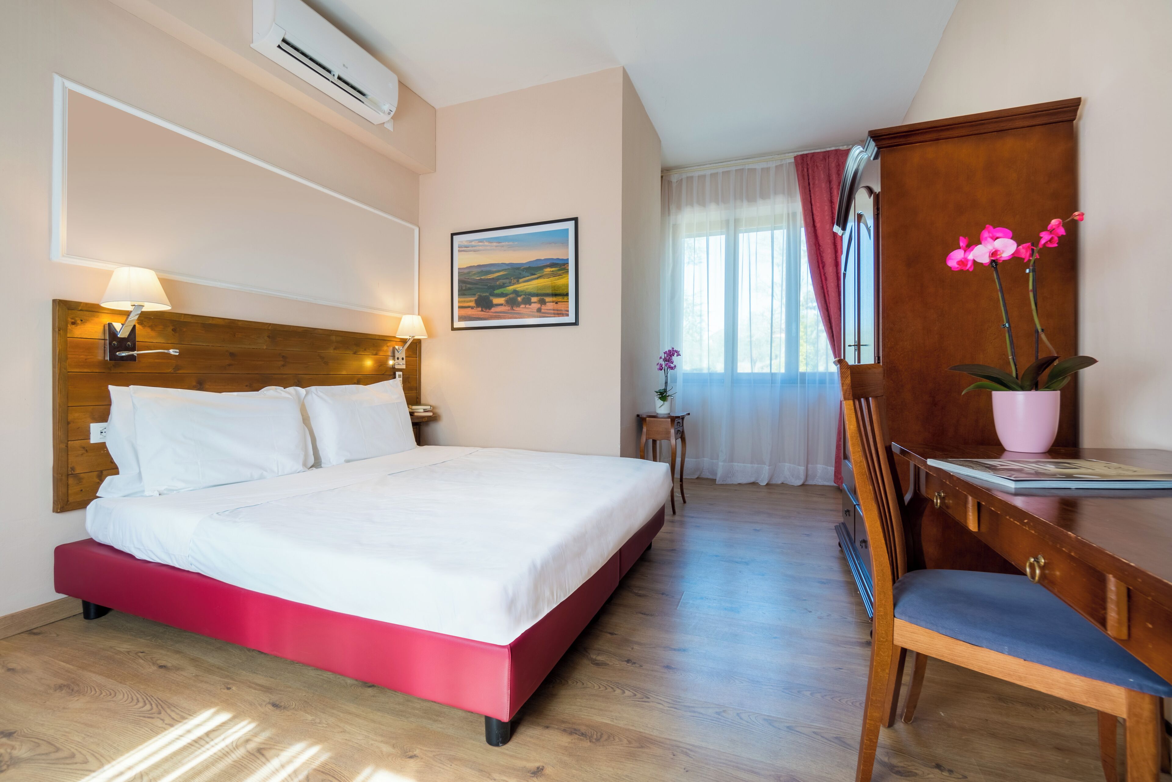 Hochwertige Bettwaren, Schreibtisch, Verdunkelungsvorhänge