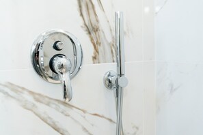 Habitación individual | Baño | Regadera, amenidades de baño gratuitas, secadora de cabello, toallas 