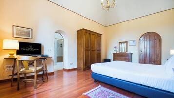 Doppia Deluxe | Biancheria da letto di alta qualità, una scrivania, tende oscuranti