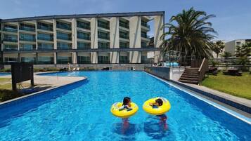 Sesongbasert utendørsbasseng og solsenger