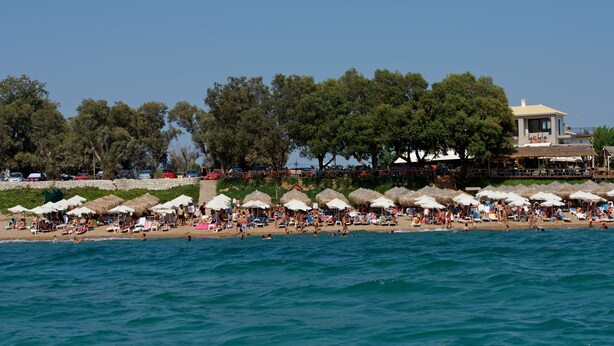 A beach with umbrellas and people. - Ilida Kourouta Studios (Ilida)