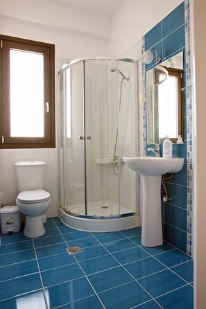 Studio | Bathroom | Shower, hair dryer, towels - Ilida Kourouta Studios (Ilida)