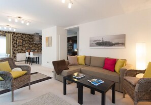 Iron/ironing board - Edinburgh Reserve Apartments Stockbridge (Edinburgh)