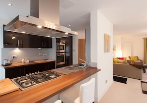 Private kitchen | Full-sized fridge