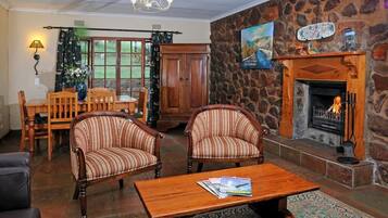 ملاءات من القطن المصري وخزنة داخل الغرفة وبديكورات فريدة لكل غرفة