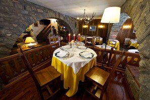 Dinner served, local cuisine - Hôtel Dolonne (Courmayeur)