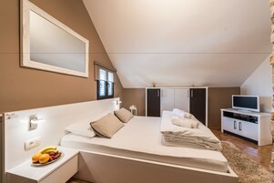 Escritorio, tabla de planchar con plancha, wifi gratis y ropa de cama 