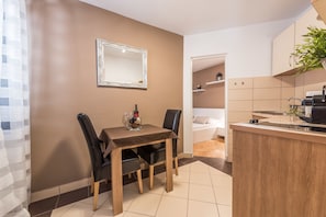 Apartamento, 1 quarto | Opções para refeição no quarto