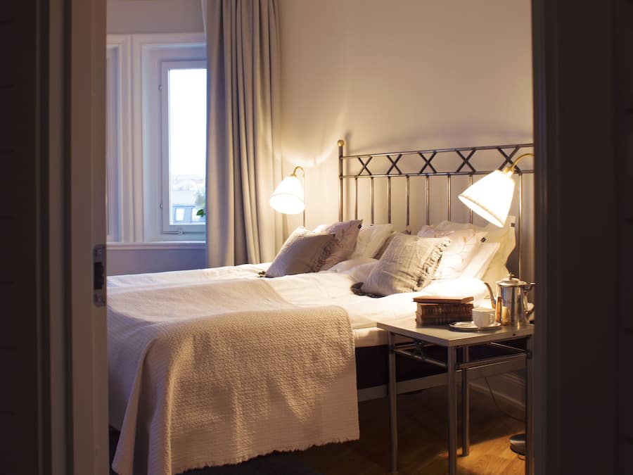 Luxury Suite, 1 Bedroom, Canal View, Corner | Meja, Wi-fi percuma, cadar katil