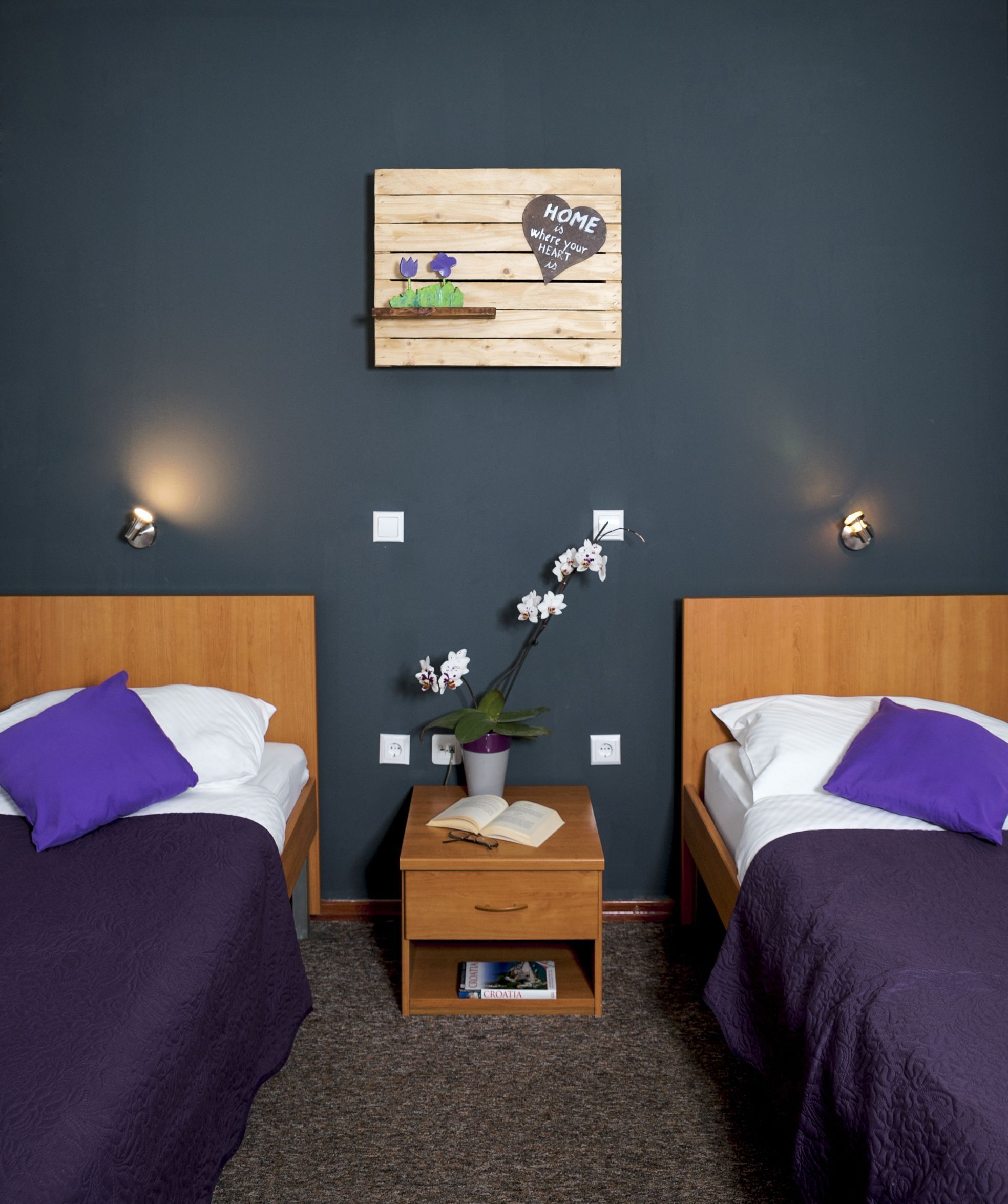 Decoración personalizada, muebles diferentes y escritorio 