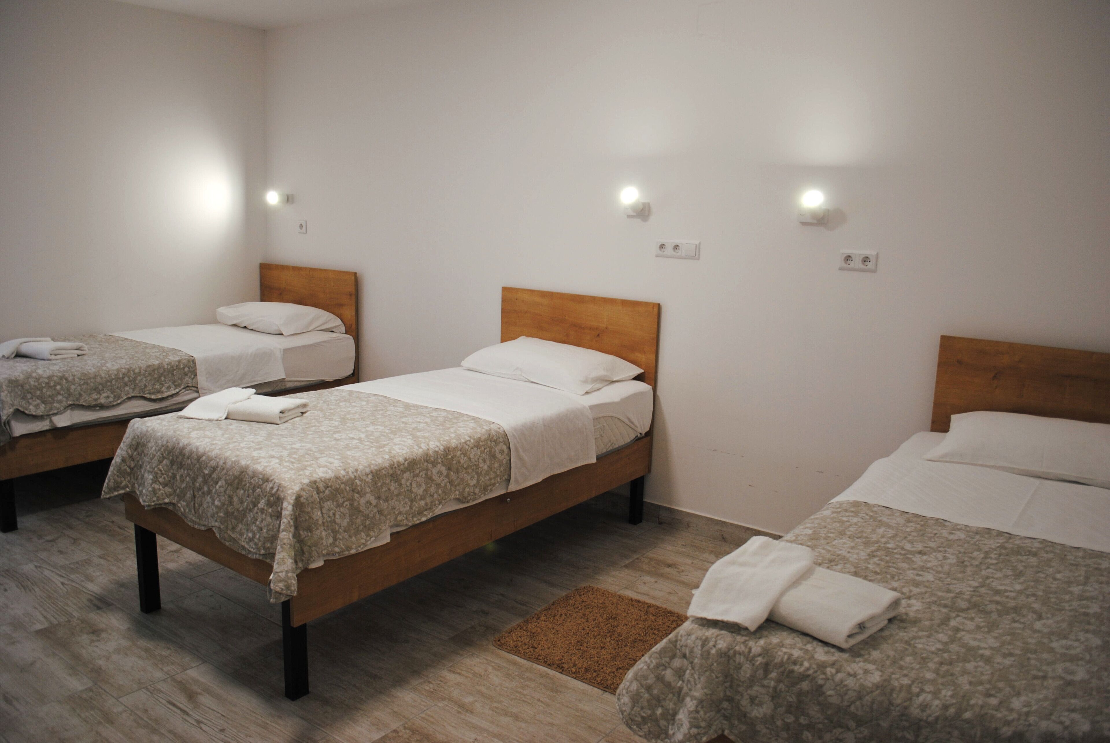 comfort triple room | 1 bedroom, individually decorated, individually furnished, desk