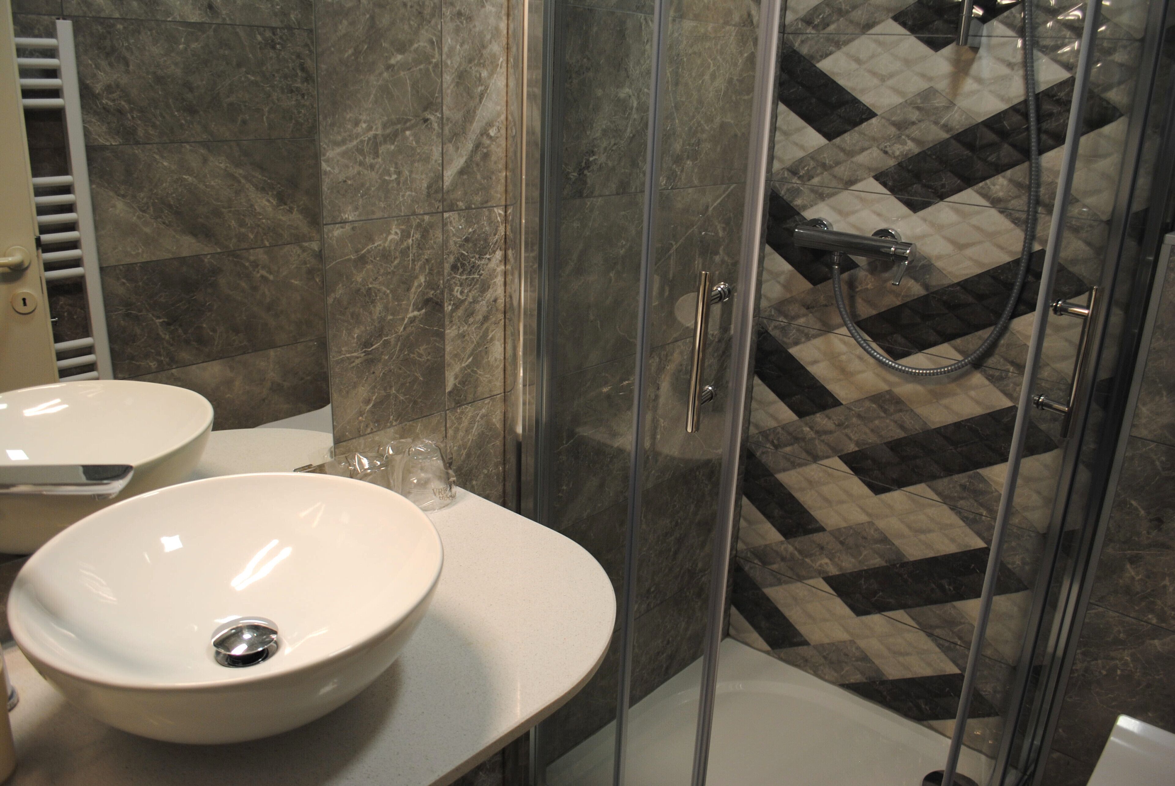 comfort double or twin room | bathroom shower