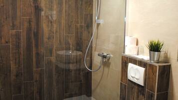 Comfort Triple Room | Individually decorated, individually furnished, desk, laptop workspace