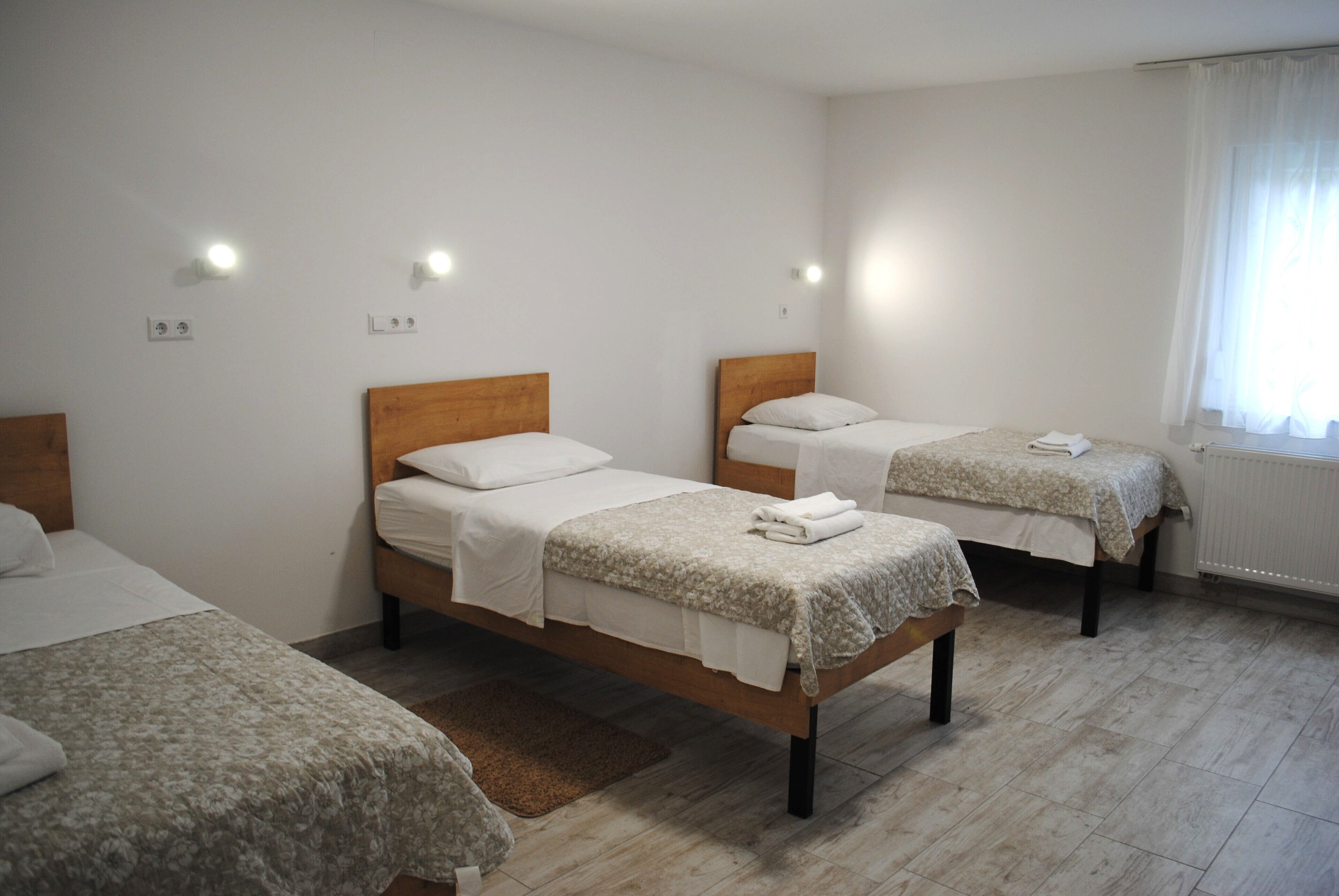 comfort triple room | 1 bedroom, individually decorated, individually furnished, desk