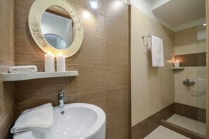 Douche, baignoire à jets, sèche-cheveux, serviettes fournies