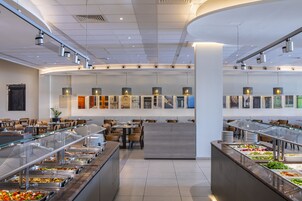 Lunch and dinner served, international cuisine