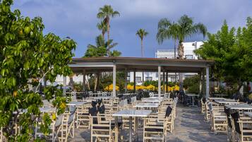 Lunch and dinner served, international cuisine