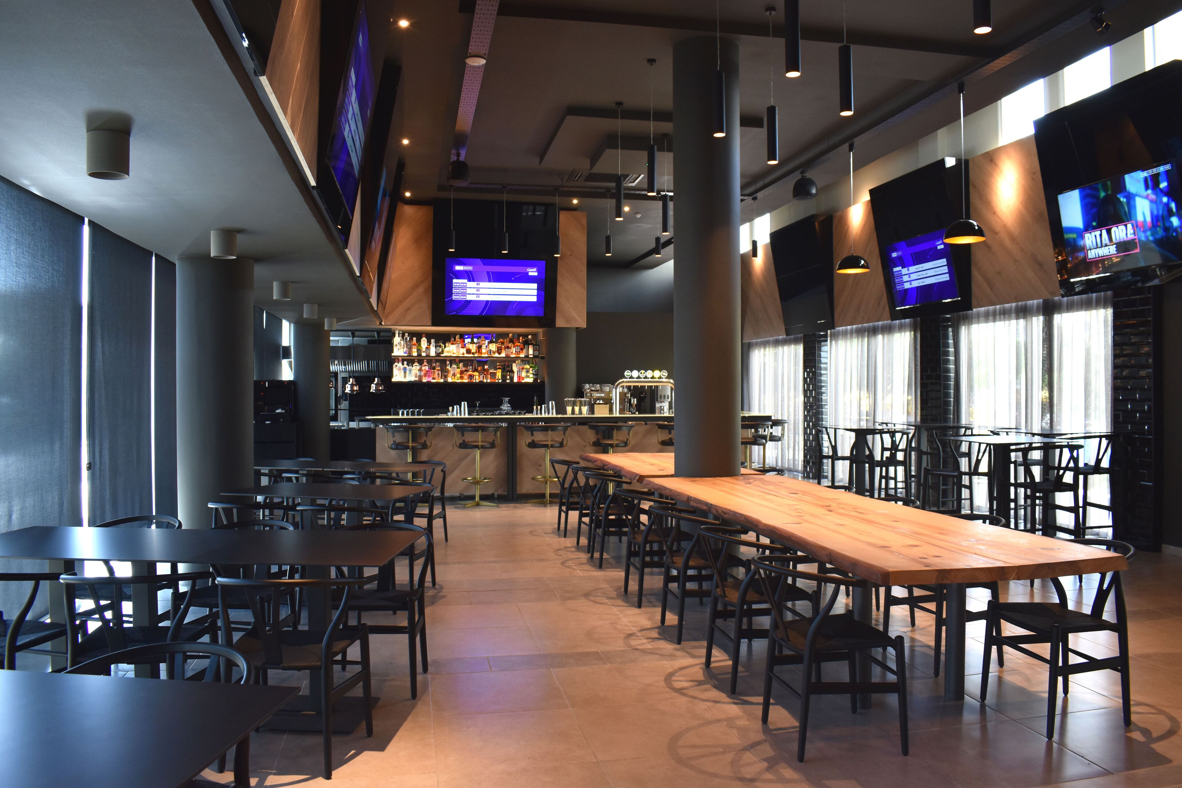 3 bars/lounges, sports bar