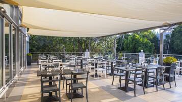 Lunch and dinner served, international cuisine