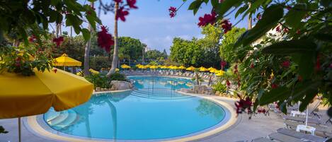 Piscine couverte, 2 piscines extérieures, parasols de plage