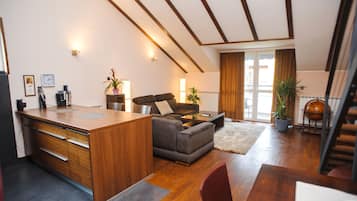 Ático Confort, 3 habitaciones, 2 baños | Sala de estar | Televisión de pantalla plana de 17 pulgadas con canales por cable