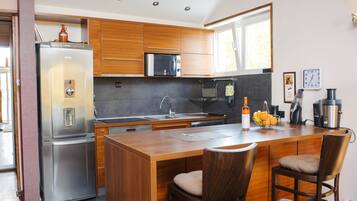 Ático Confort, 3 habitaciones, 2 baños | Sala de estar | Televisión de pantalla plana de 17 pulgadas con canales por cable