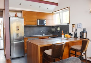 Penthouse Confort, 3 chambres, 2 salles de bains | Salle de séjour | Télévision à écran plat de 17 pouces avec chaînes par câble, télévision