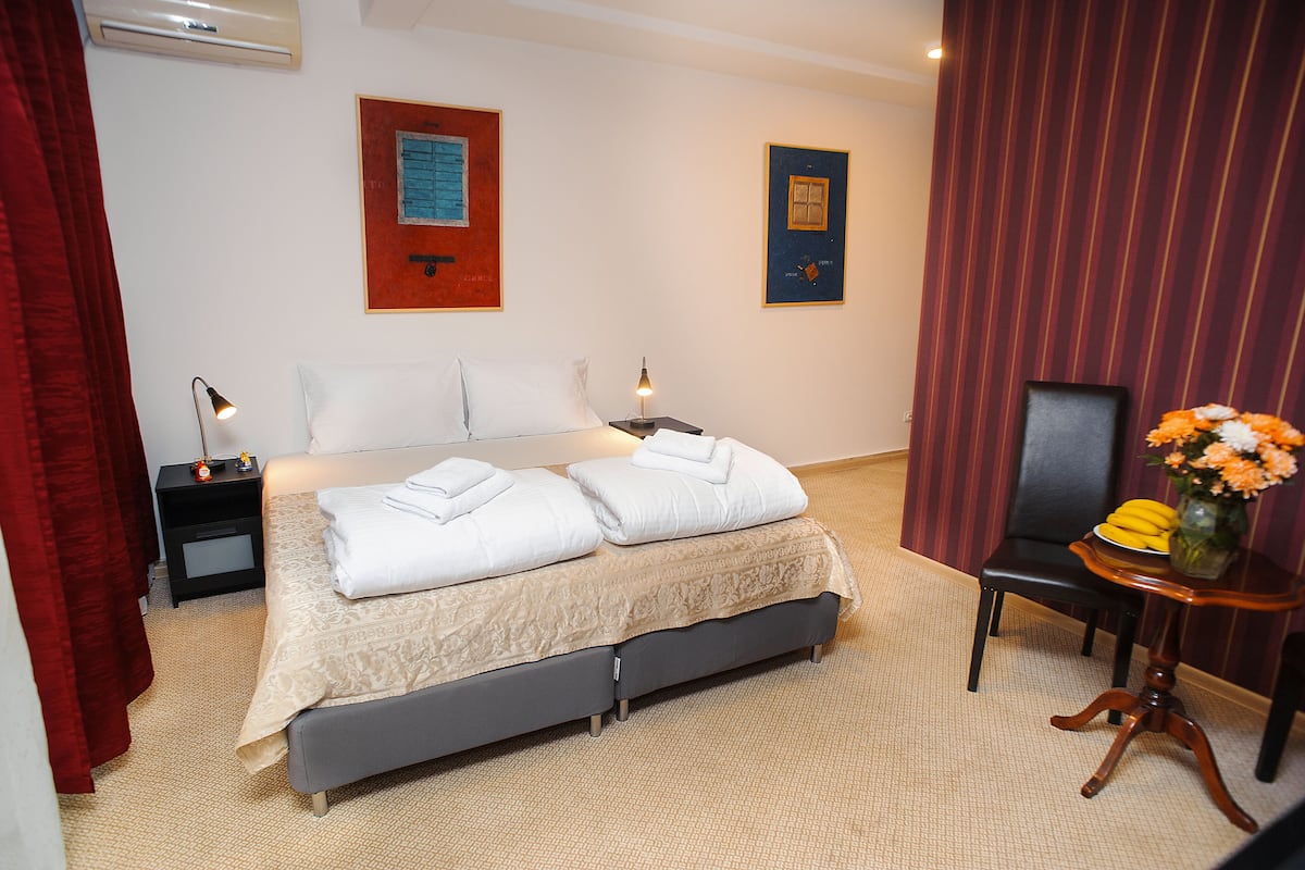 Quarto casal ou duplo standard | 1 quarto, cofres nos quartos, quartos à prova de som, Wi-Fi de cortesia