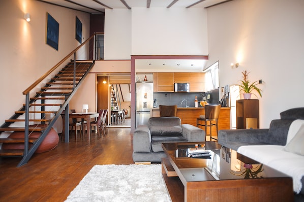 Penthouse Confort, 3 chambres, 2 salles de bains | Coin séjour | Télévision à écran plat de 17 pouces avec chaînes par câble, télévision