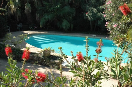 Una piscina al aire libre