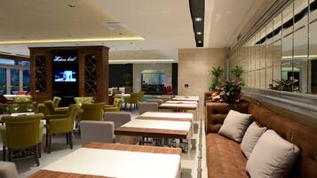 Se sirven desayunos, comidas, cenas y cocina regional