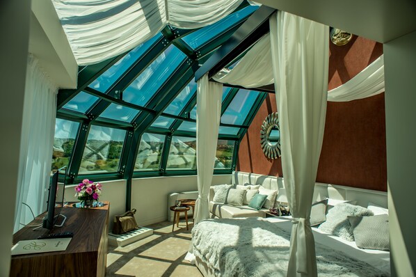 Minibaari, tallelokero huoneessa, työpöytä, pimennysverhot